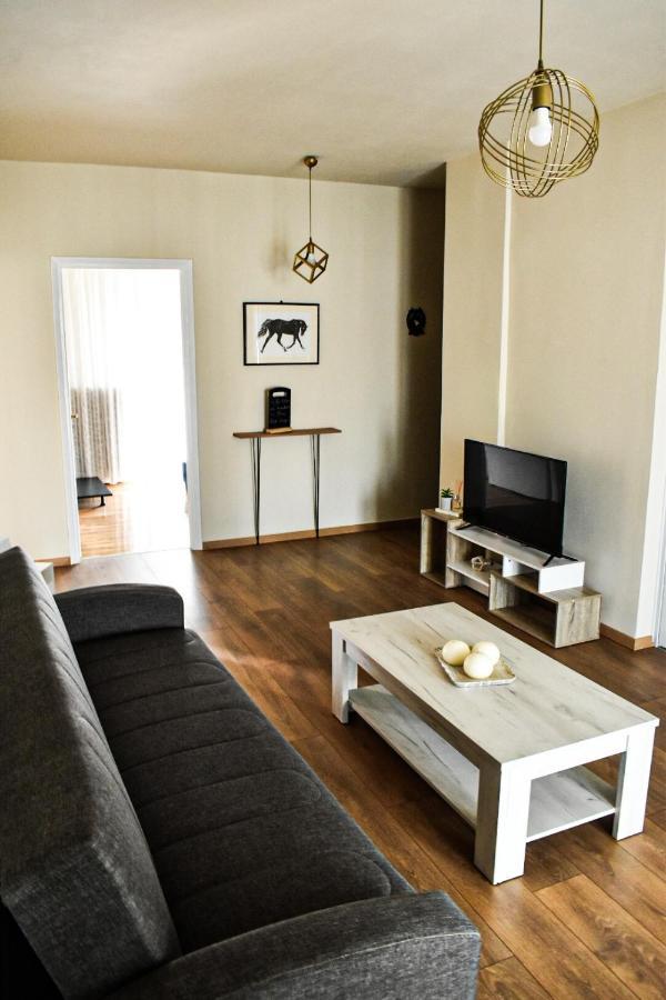 Nikis Apartment Larissa Buitenkant foto